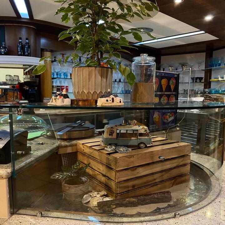 Theke mit Glasvitrine und Dekoration